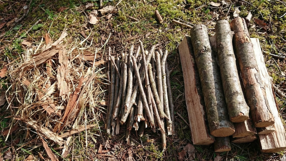 Ateş yakmak için hazırlanan kav, çıra ve odun hiyerarşisi.