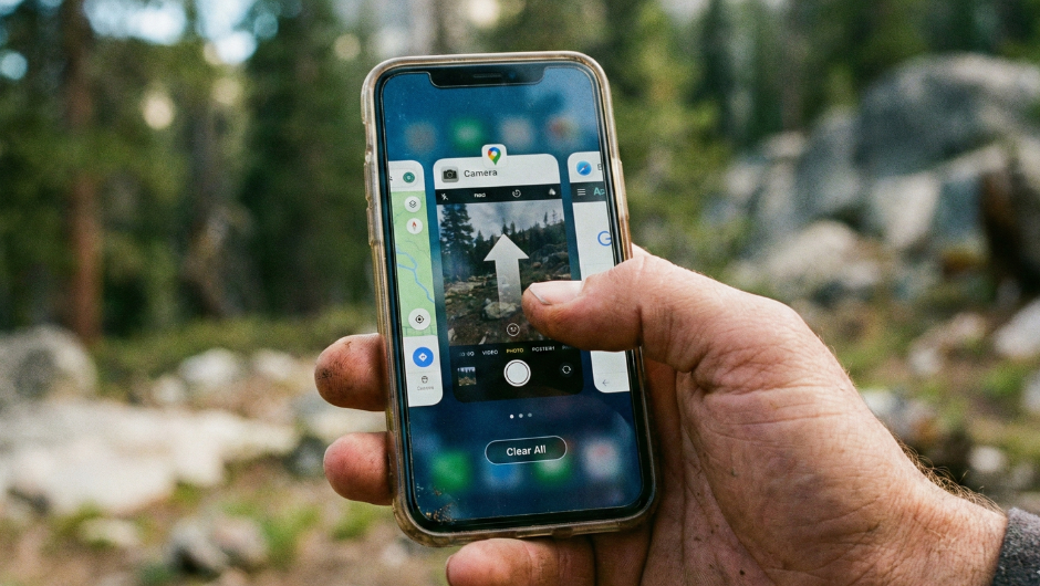Acil durumda pil tüketimini durdurmak için akıllı telefonda arka planda çalışan uygulamaların kapatılma anı
