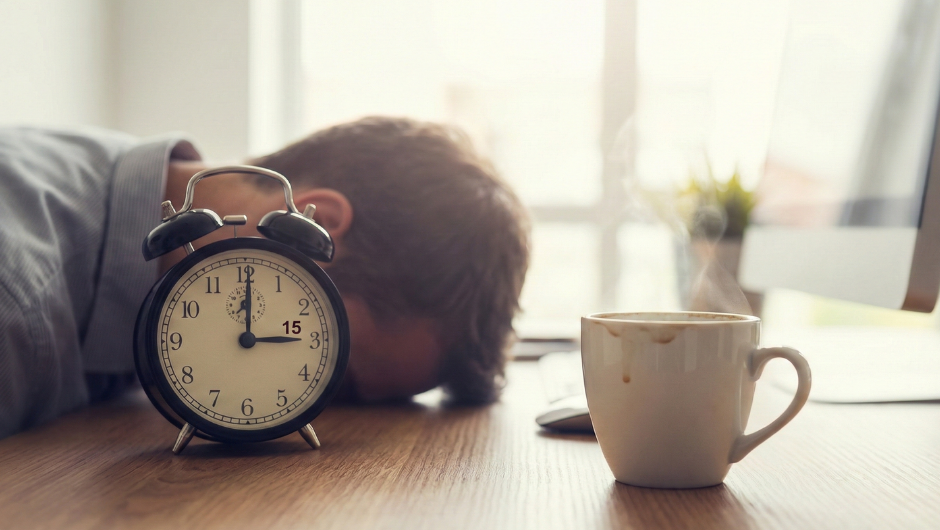 Kahve içtikten hemen sonra 15 dakikalık kısa bir 'Kahve Uykusu' için ayarlanmış alarm ve kahve kupası